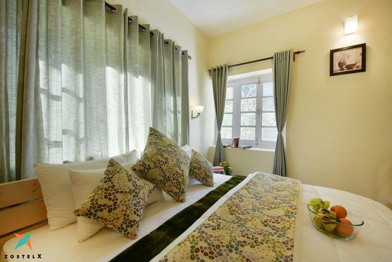 Executive room with bay-window seat