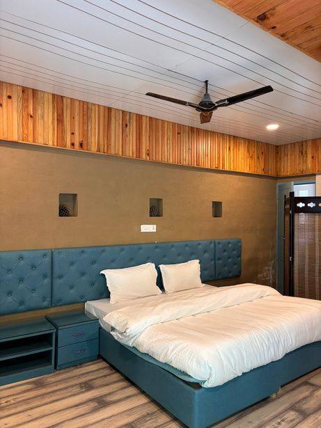 Executive room with teal tufted headboard