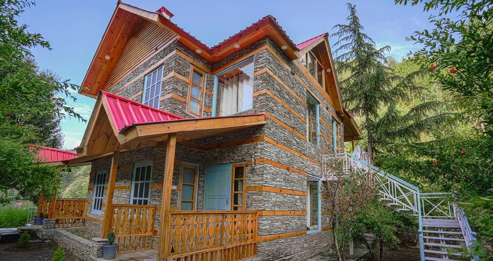 Kaisdhara Villa Kathkuni stone-and-timber facade