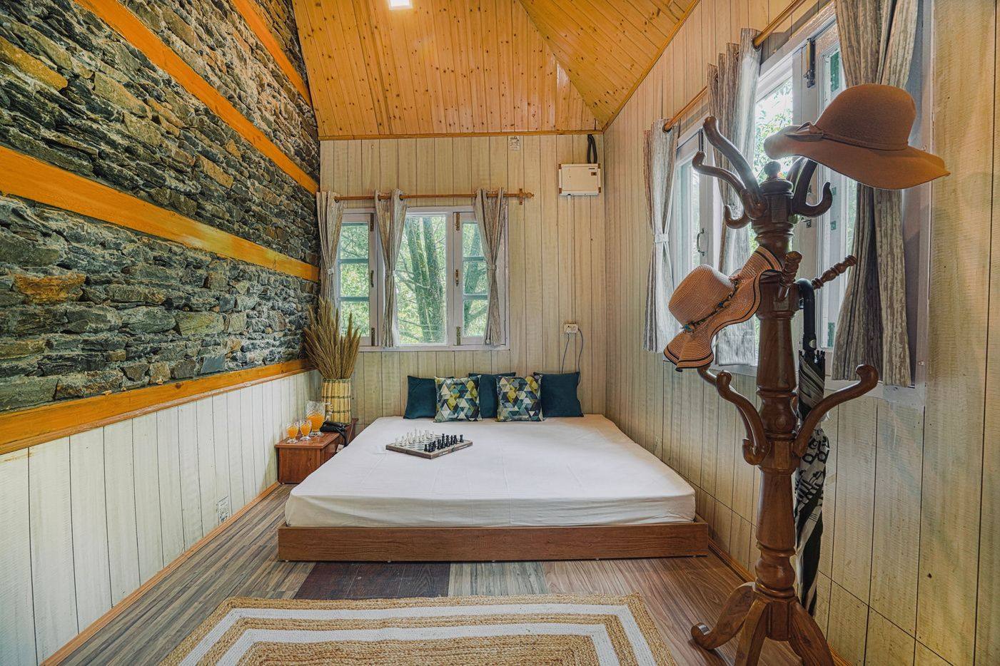 Living lounge with low-height double bed seating